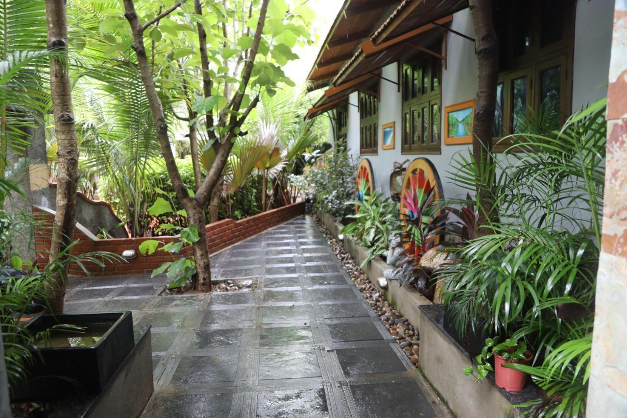 Brown Town Resort & Spa Hyderabad Exterior foto
